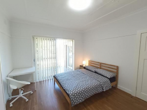 Queen Room in Cozy Carlingford Home with Pool - C4, Sydney